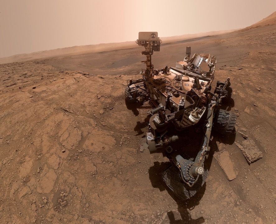 Uncommon space selfie from Mars meanderer