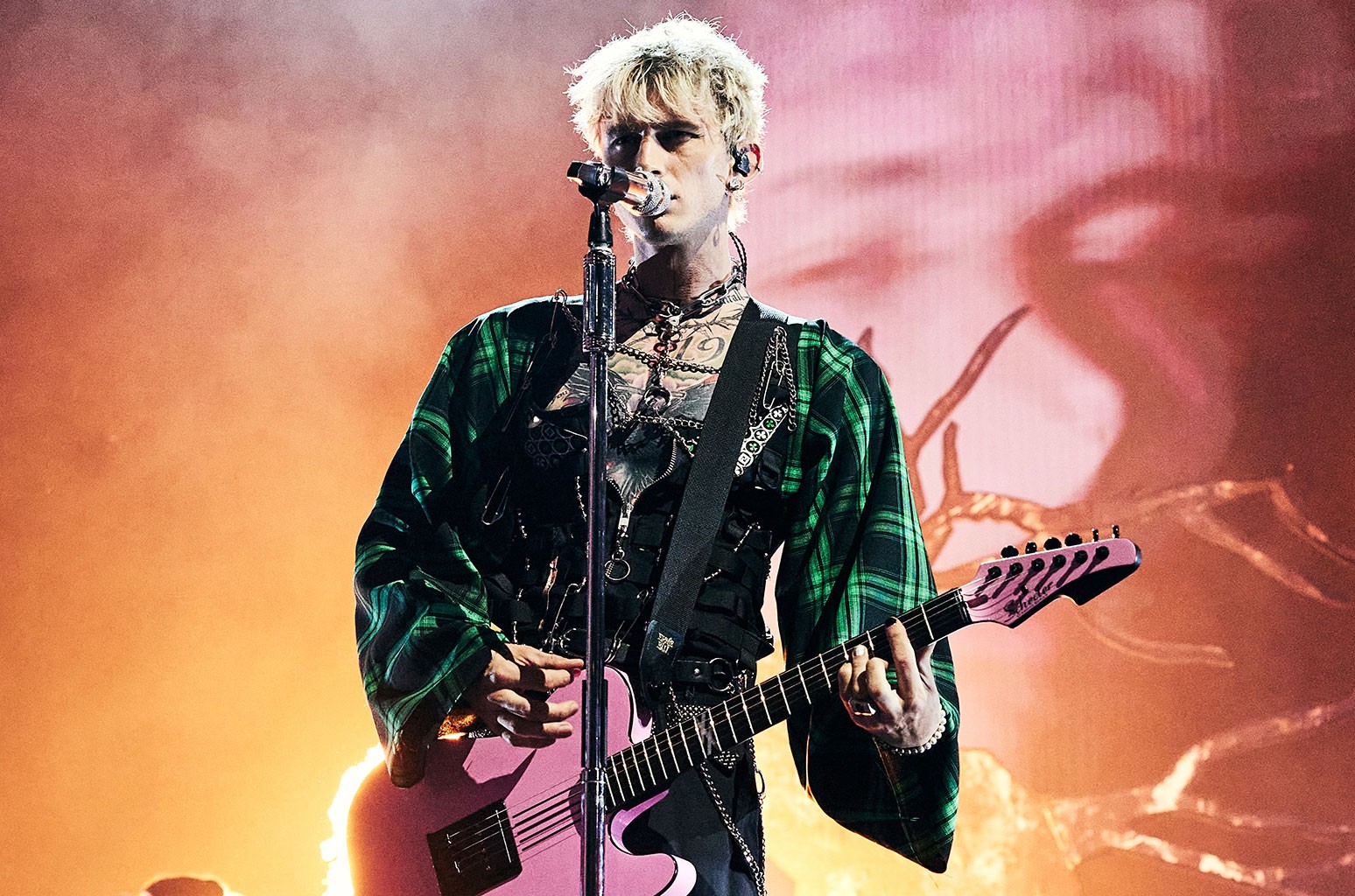 Machine Gun Kelly and Travis Barker performs at 2021 VMAs as ‘baby daddies’