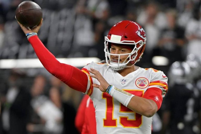 Patrick Mahomes throws five TDs as the Chiefs defeat the Raiders 41-14 on Sunday Night Football