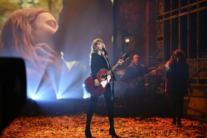 Taylor Swift performs her 10 minute version of 2012 song ‘All Too Well’ on ‘SNL’