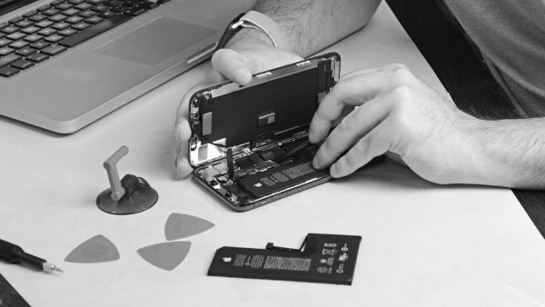 Apple will allow users to repair their iPhones and Macs themselves