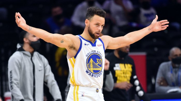 Steph Curry breaks own NBA record, with three-pointer for 158th consecutive game