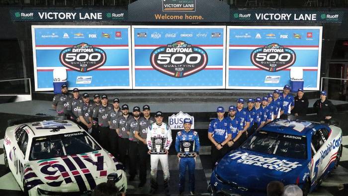 Kyle Larson becomes the fifth defending Cup champion to win Daytona 500 pole in qualifying