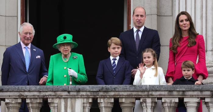 Queen Elizabeth II makes a surprise appearance on palace balcony during the jubilee weekend