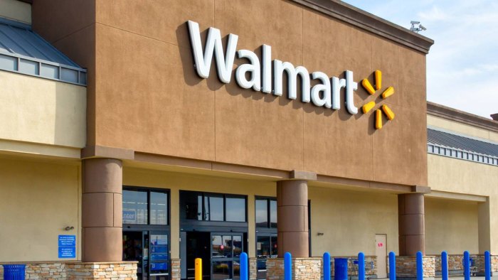 Walmart is hiring 40,000 employees throughout the holiday season