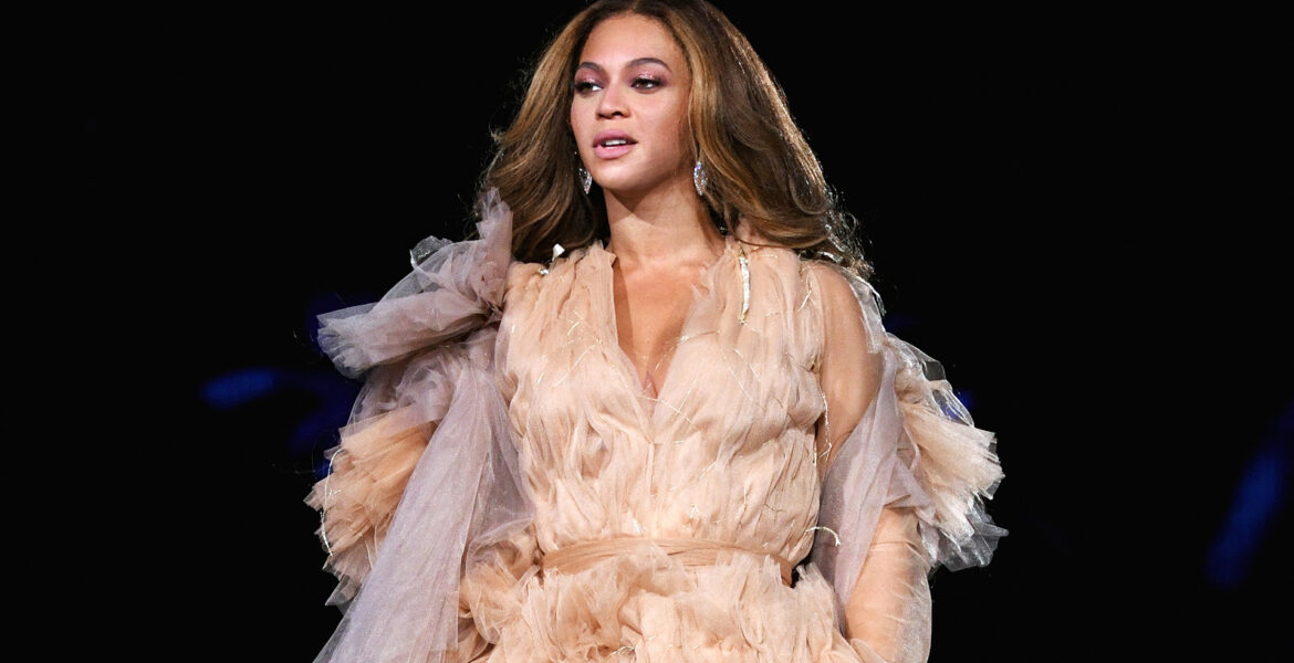 Beyonce announces a world tour that includes a Bay Area show