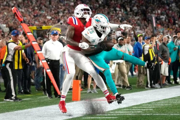Dolphins take on Patriots after TDs from Mostert and Hill