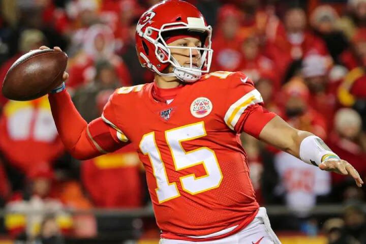Chiefs’ Patrick Mahomes becomes the fastest quarterback in history to reach 200 career TD passes