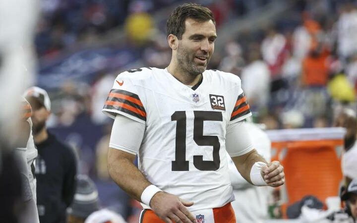 Joe Flacco of the Browns and Jerome Ford score the first TD