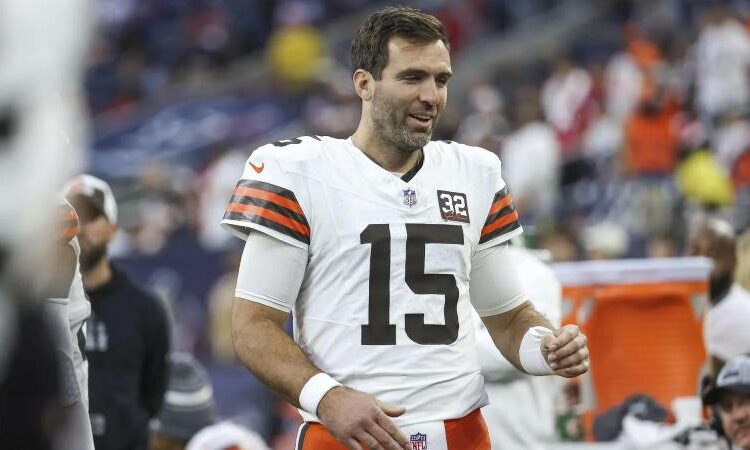 Joe Flacco of the Browns and Jerome Ford score the first TD