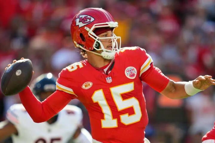 Travis Kelce is found by Patrick Mahomes for a second touchdown