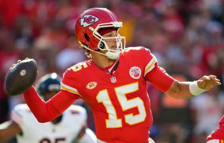 Travis Kelce is found by Patrick Mahomes for a second touchdown