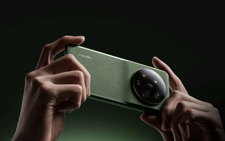 China’s Xiaomi challenges Samsung with a high-end phone and launches EV in Europe