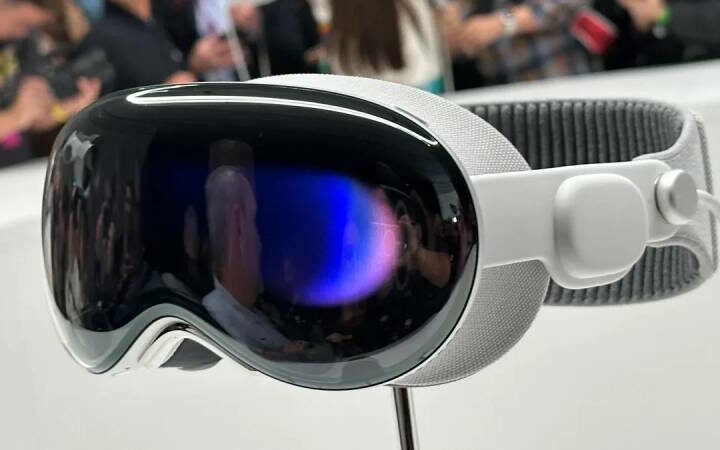 Apple Vision Pro will soon be available in eight additional countries