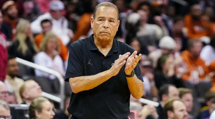 Cougars Coach Kelvin Sampson Chases 800th Career Victory in NCAA Finals
